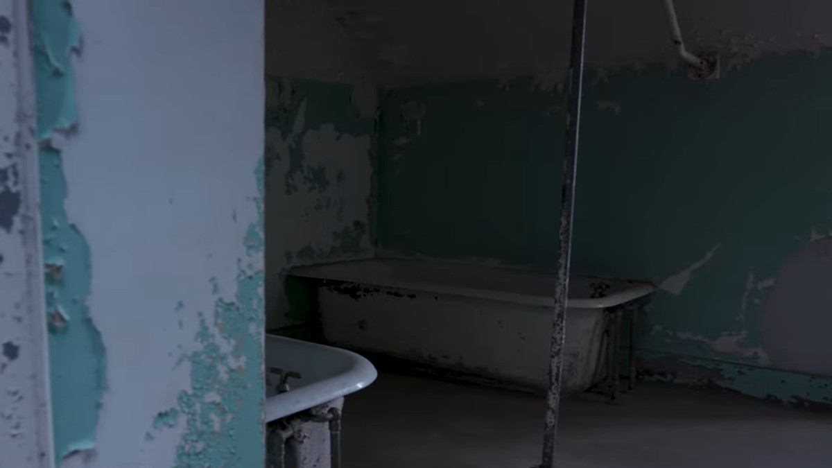 A decaying Bathtub in the asylum